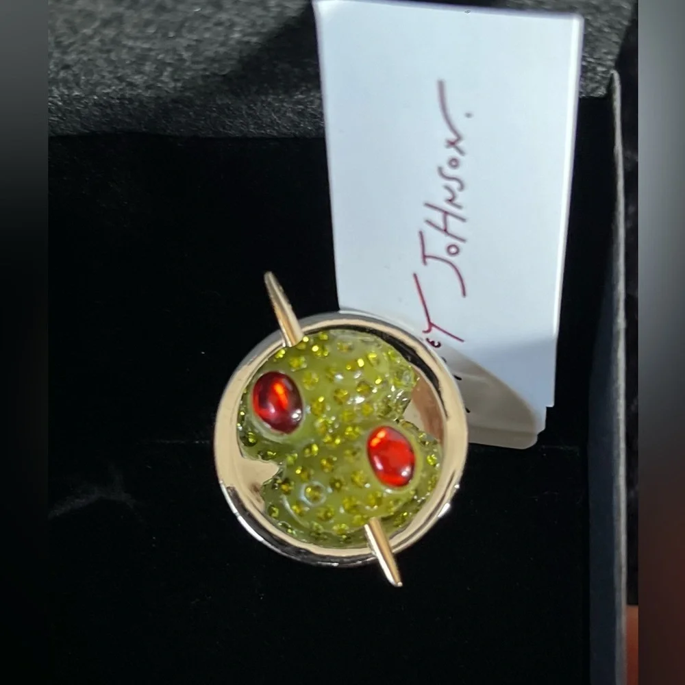 🫒🍸BETSEY JOHNSON MARTINI COCKTAIL RIG AND EARRING SET🍸🫒NWT